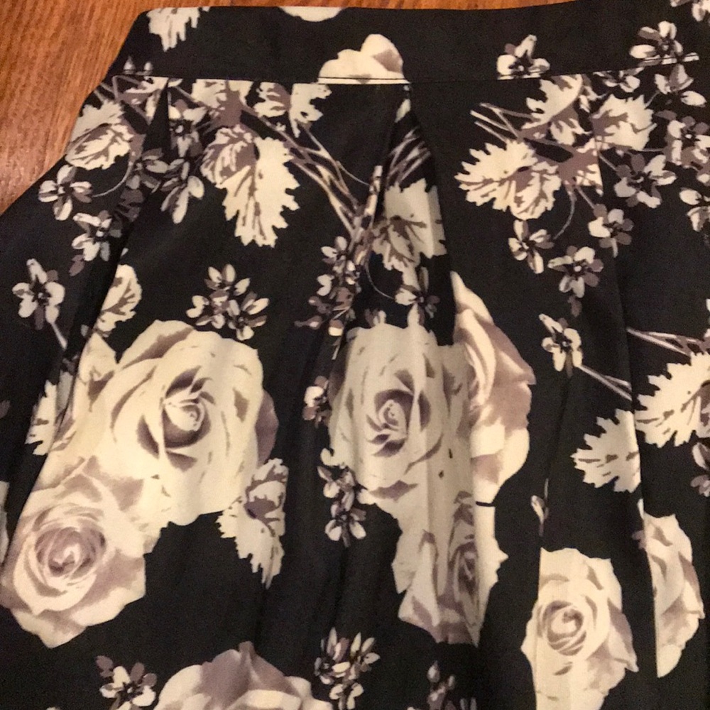 Floral Flowy Forever 21 Mini Skirt Barely Worn - Picture 2 of 3